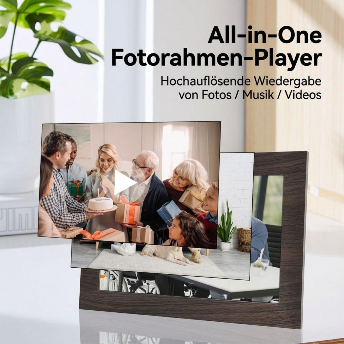 Digitale Fotorahmen zeigen Fotos einer Familie, die Geschenke auspackt.