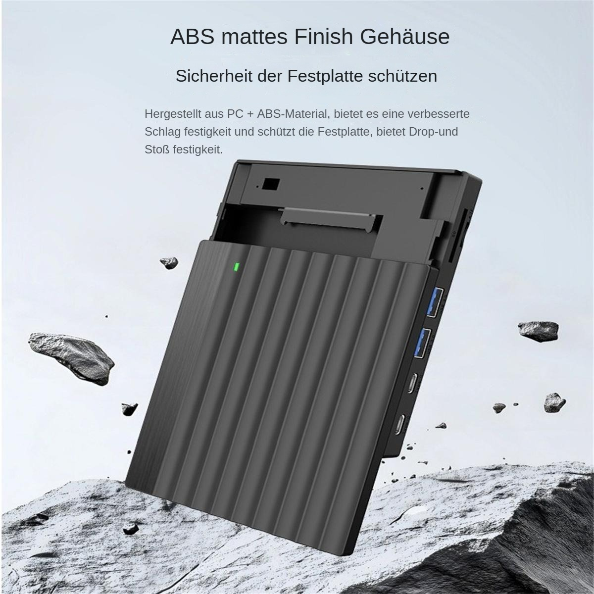 Schwarzes Festplattengehäuse mit ABS-Finish, schwebend über Steinen mit deutschem Text.