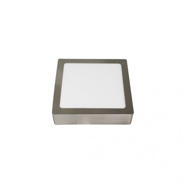 Una lámpara de techo LED cuadrada de color plateado con difusor blanco sobre fondo blanco.