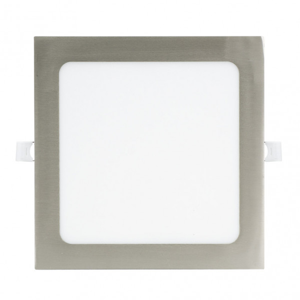 Luz LED empotrable cuadrada de color plateado con difusor blanco sobre fondo claro.