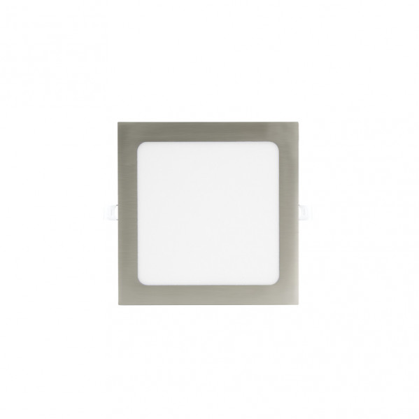 Luz de techo LED cuadrada empotrada con marco de metal cepillado y panel difusor blanco sobre fondo blanco.