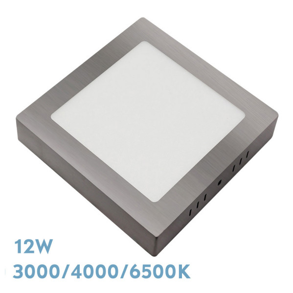 Una lámpara de techo LED plateada y cuadrada con panel central blanco y texto técnico en la parte inferior izquierda.