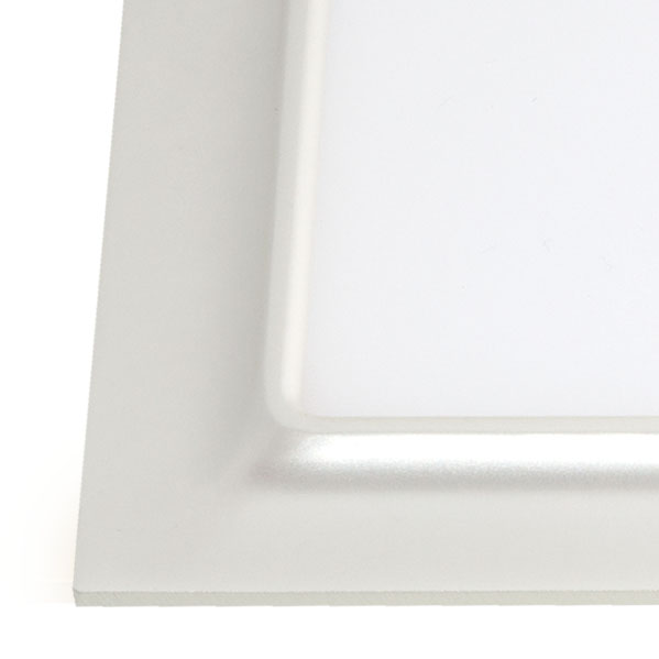 Esquina de un panel LED blanco con un marco blanco liso.