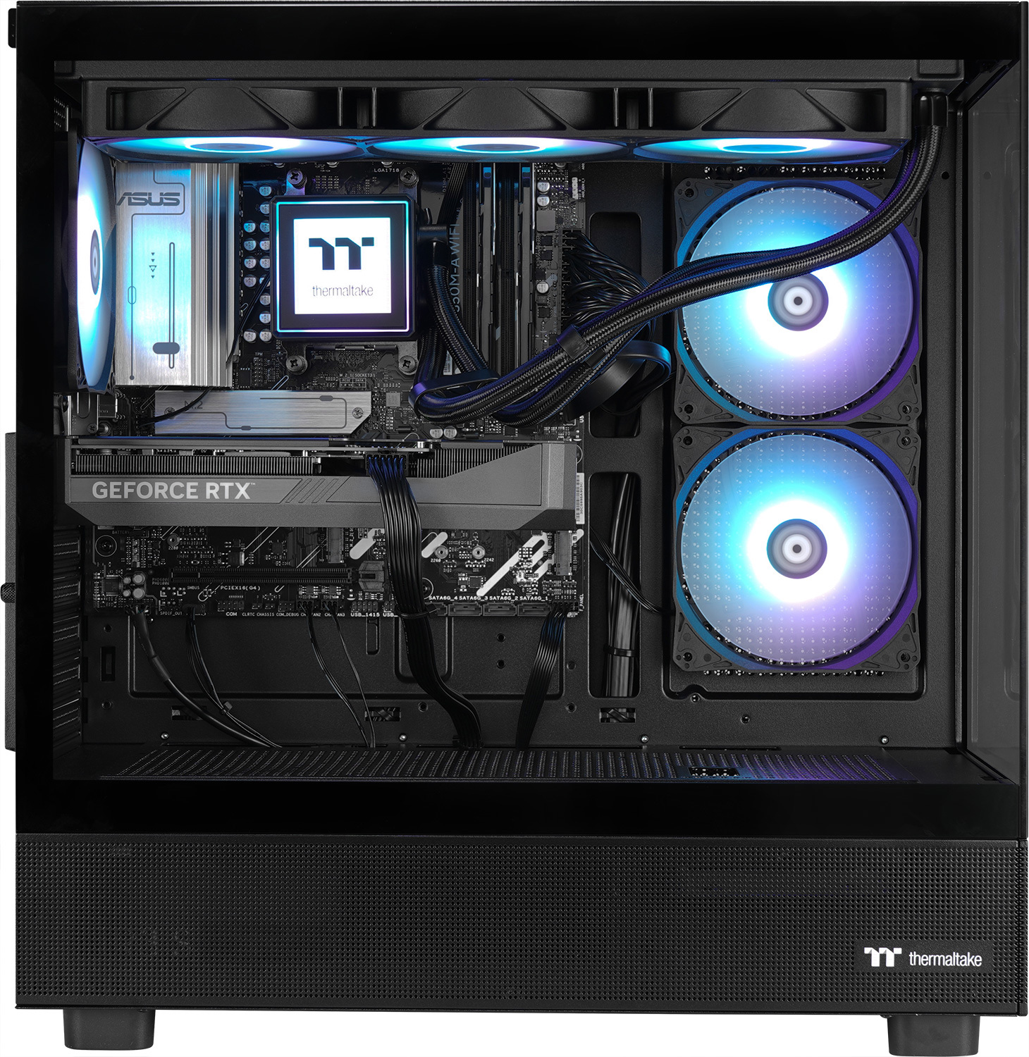 Intérieur d'un boîtier de PC avec des ventilateurs éclairés en bleu, une carte graphique et un refroidissement liquide Thermaltake.