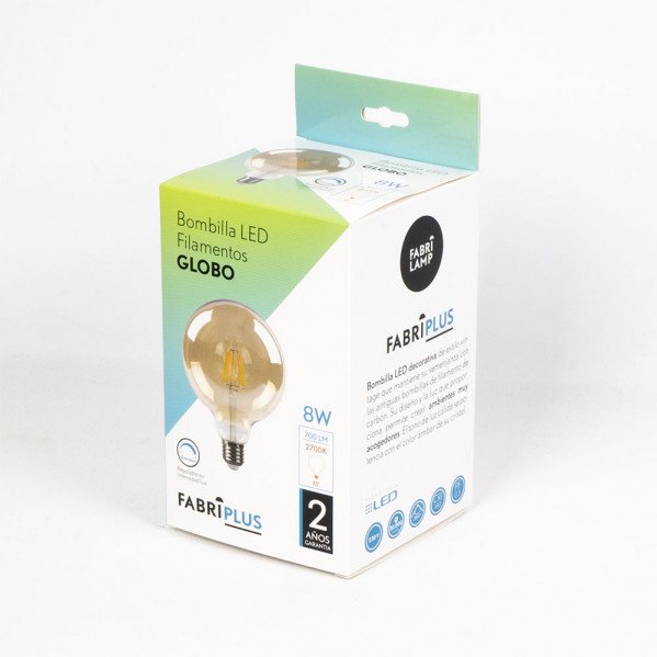 Una caja blanca y verde para una bombilla LED globo de Fabrilamp sobre un fondo claro.