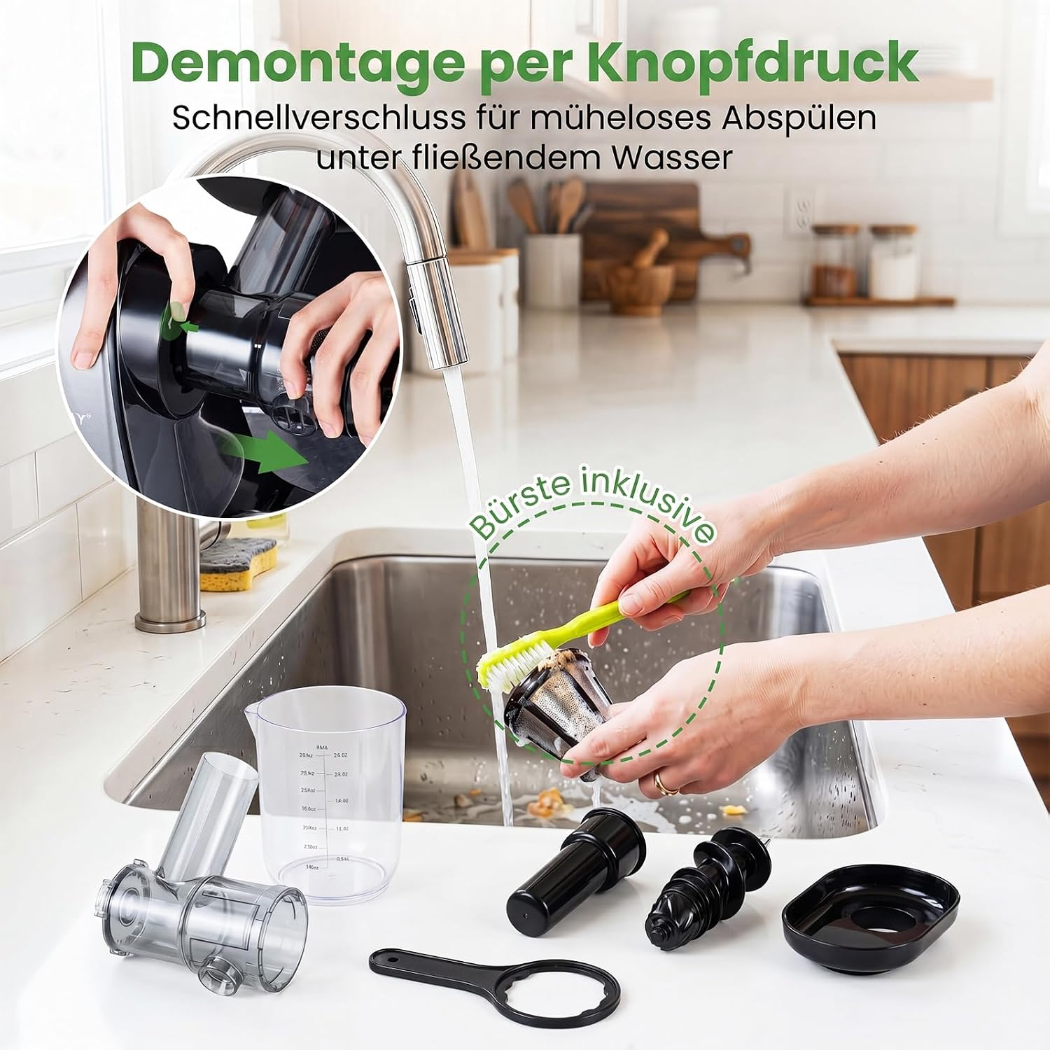 Person wäscht Entsafterteile mit einer grünen Bürste im Spülbecken. Disassemblierte Teile liegen auf der Arbeitsfläche.