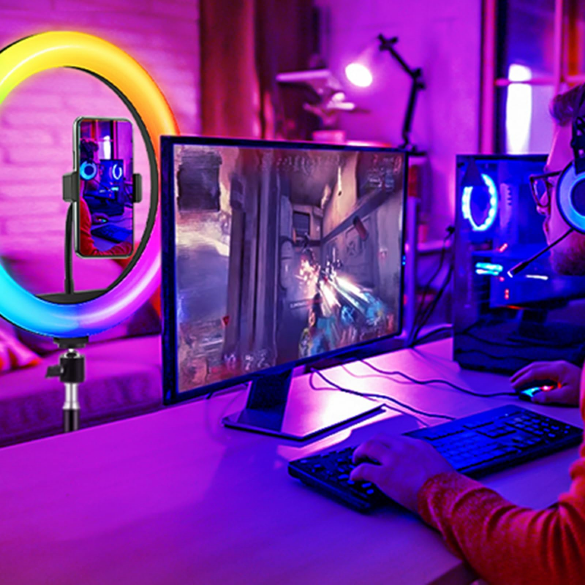 Ein Gamer spielt ein Actionspiel an einem PC mit buntem Ringlicht und Tastatur, beleuchtet in violettem Licht.