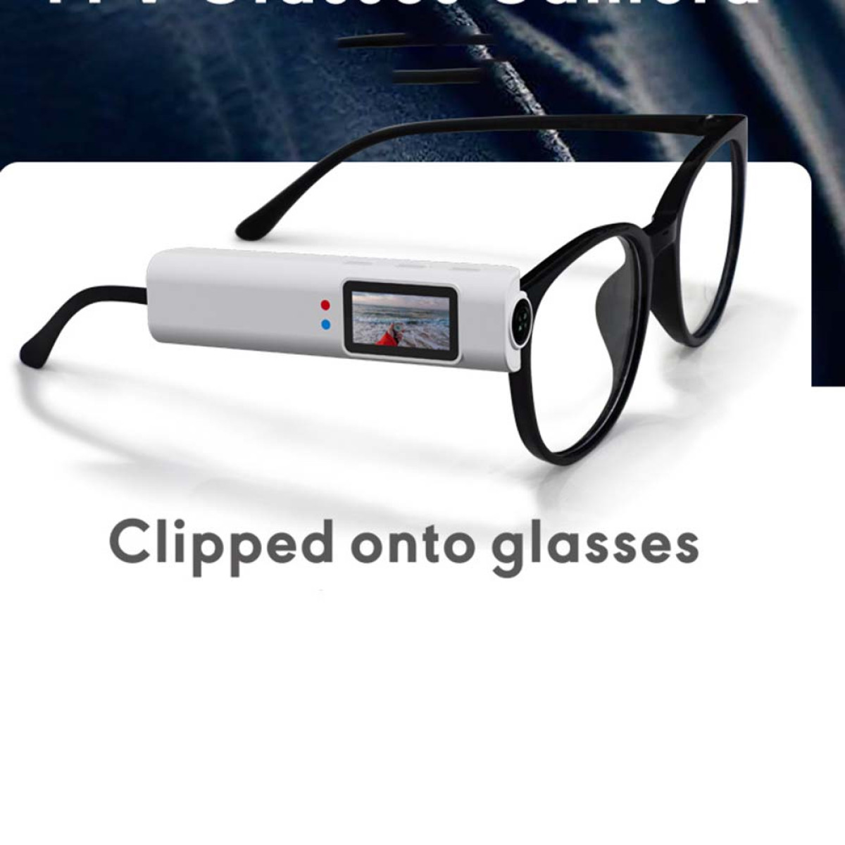 Eine kleine weiße Kamera mit Display ist an den schwarzen Rahmen einer Brille geklippt.