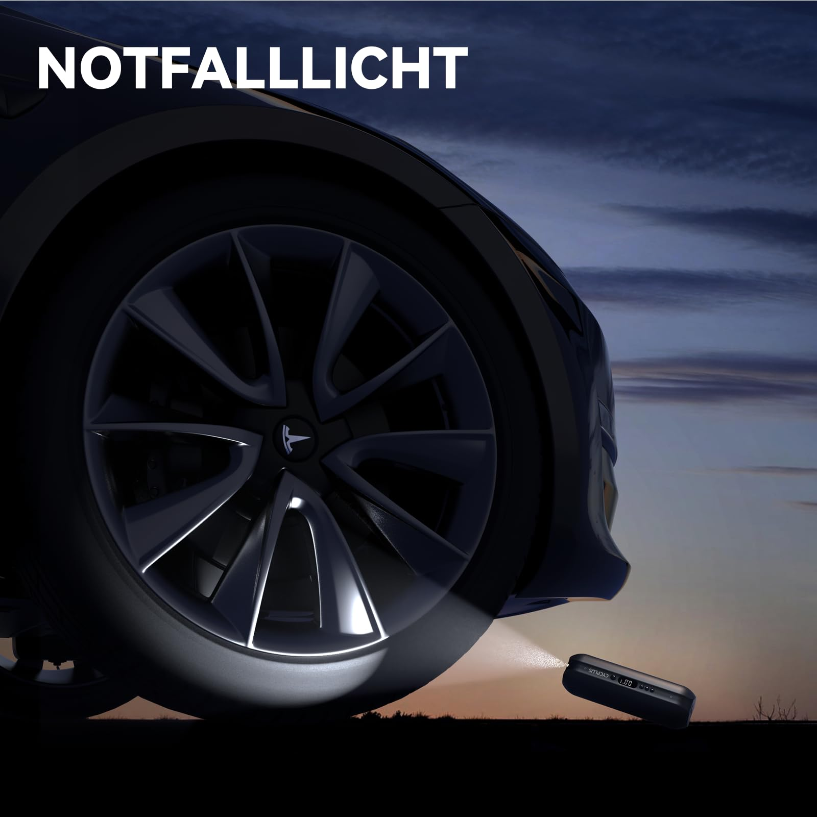 Ein tragbares Gerät beleuchtet den Reifen eines Autos bei Dämmerung mit hellem Licht.