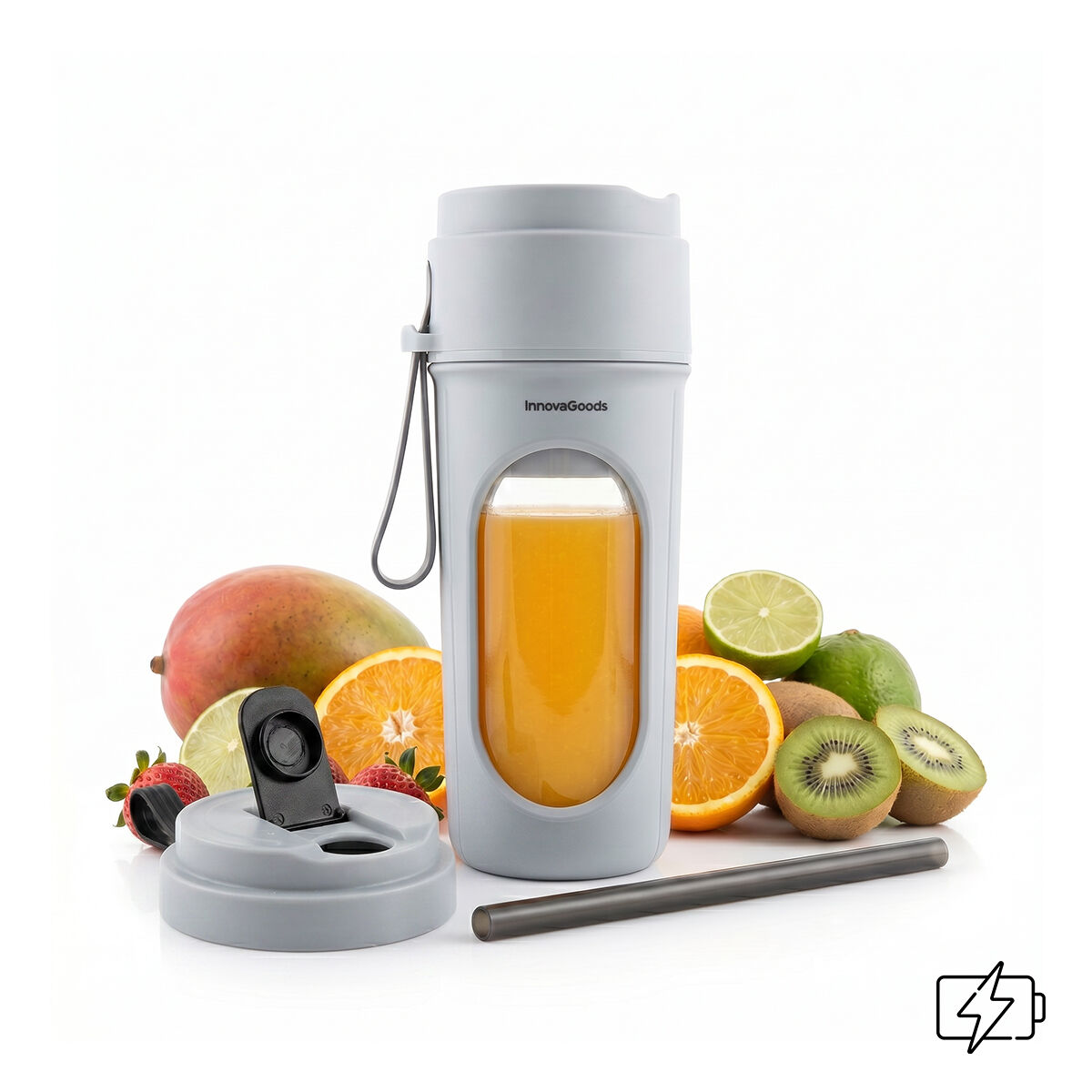 Un frullatore portatile grigio pieno di succo d'arancia, circondato da frutta fresca come mango, kiwi e lime.