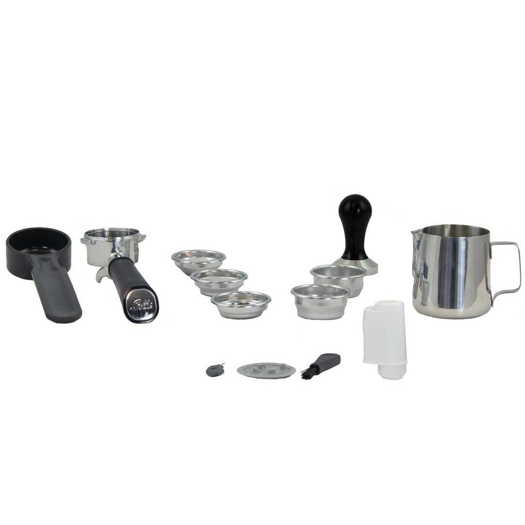 Accessori per macchina da espresso tra cui portafiltri, pressino, bricco e filtri.