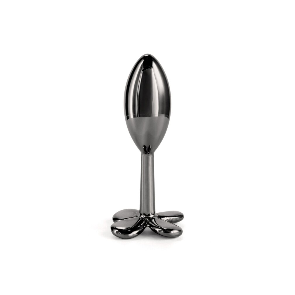 Glänzender, dunkler, kegelförmiger Buttplug mit einer blumenförmigen Basis auf weißem Grund.