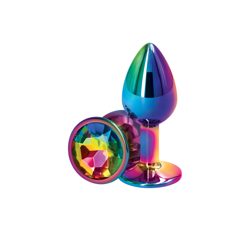 Regenbogenfarbener Butt-Plug aus Metall mit einem facettierten Edelstein am Fuß vor weißem Hintergrund.