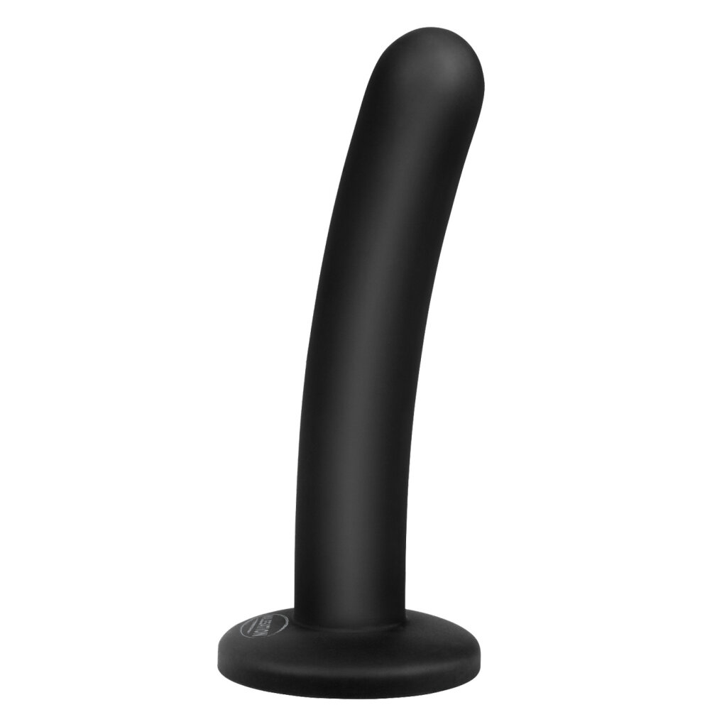 Ein glatter, mattschwarzer, gebogener Dildo mit einem flachen Standfuß vor weißem Hintergrund.
