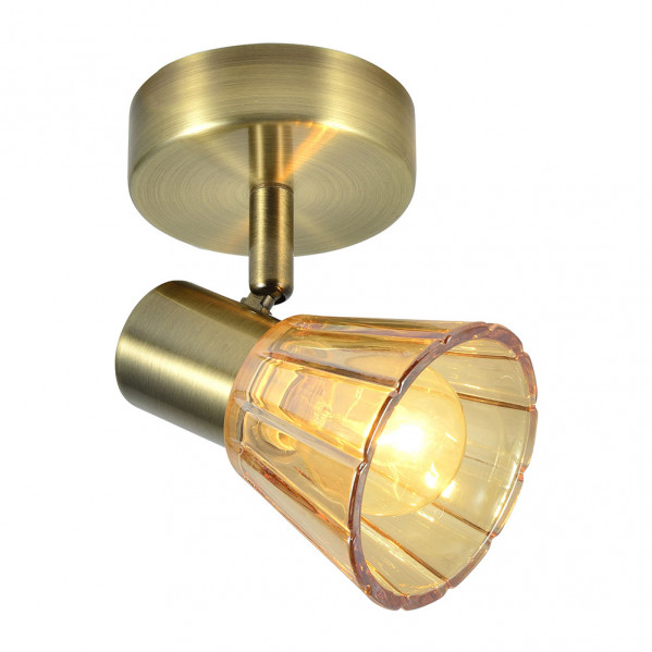 Foco de techo de color dorado con pantalla de vidrio ámbar acanalada y bombilla brillante.