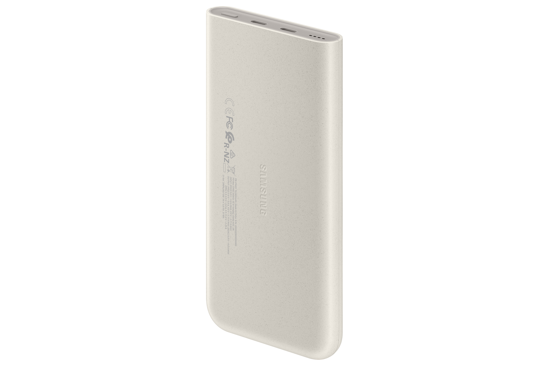 Un power bank Samsung beige si trova in verticale su sfondo nero, mostrando porte ed etichette di certificazione.