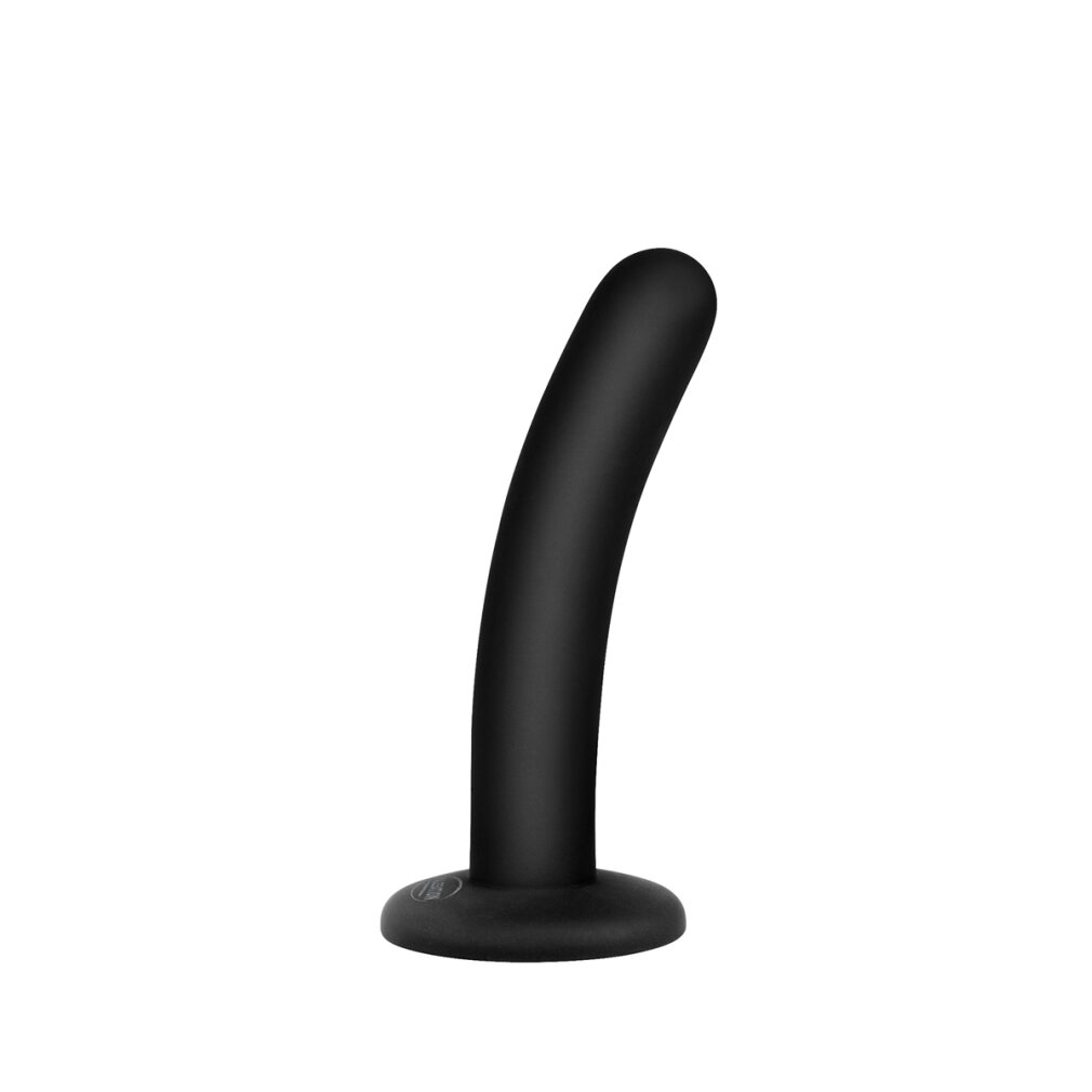 Ein glatter, schwarzer, gebogener Dildo mit abgerundeter Spitze steht aufrecht auf einer flachen, runden Basis vor hellem Hintergrund.