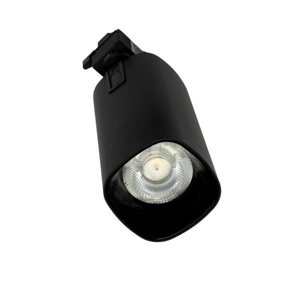 Un foco LED negro con una lente brillante sobre fondo blanco.