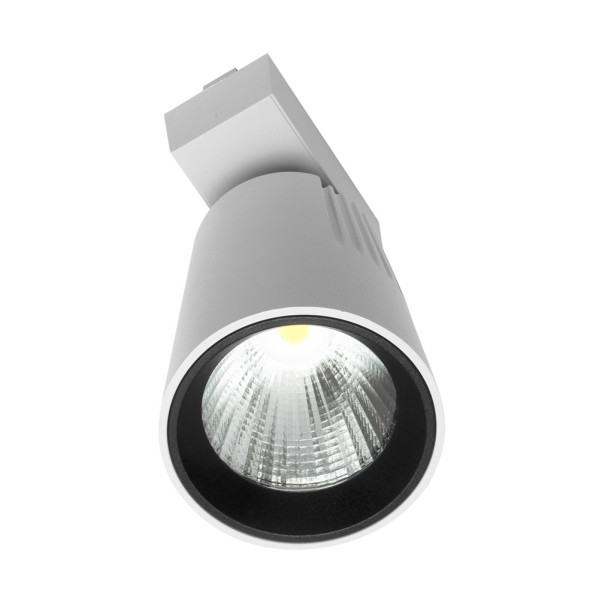 Un foco LED blanco con un borde negro se ilumina sobre un fondo blanco.