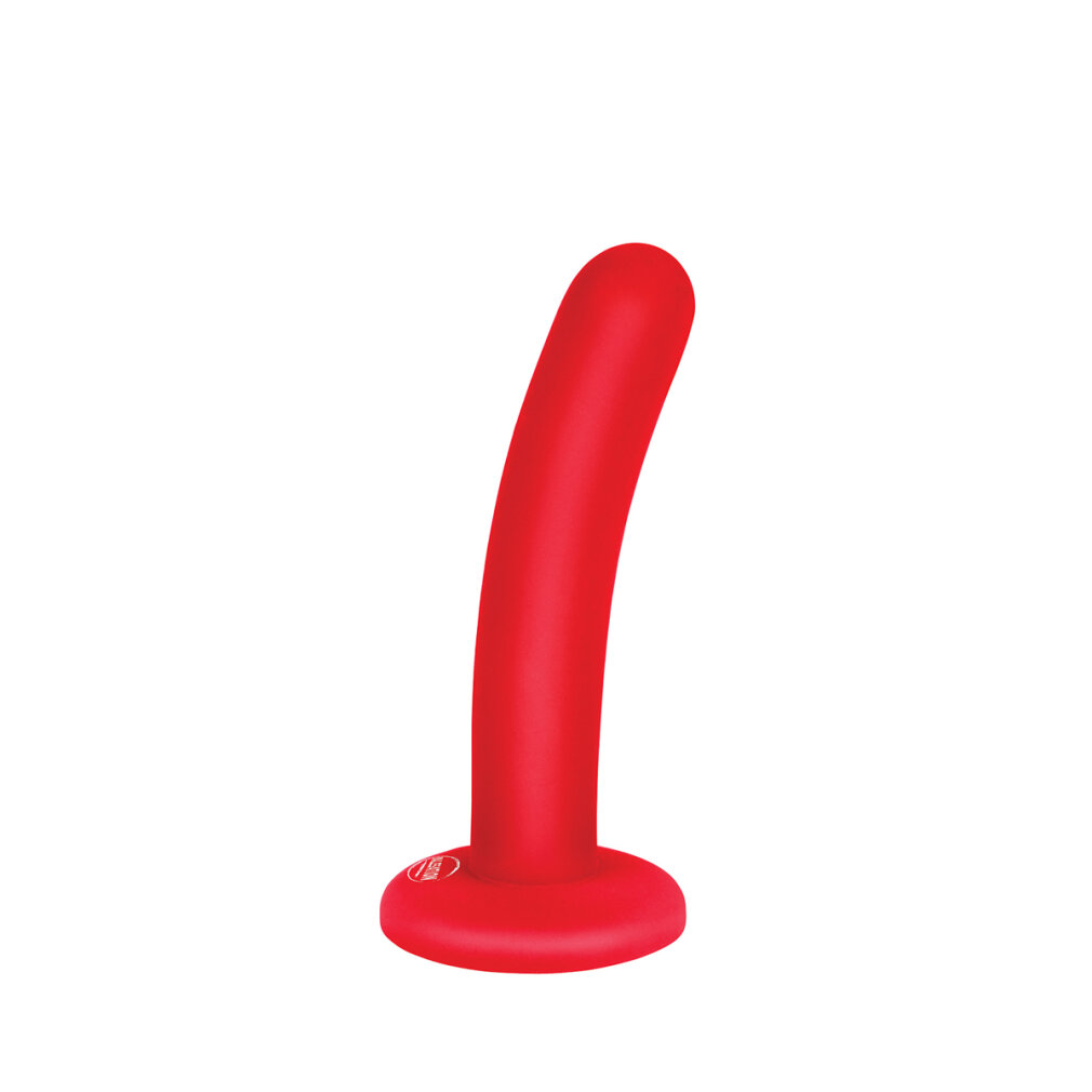 Ein geschwungenes rotes Silikon-Adult-Spielzeug mit flacher Basis vor weißem Hintergrund.