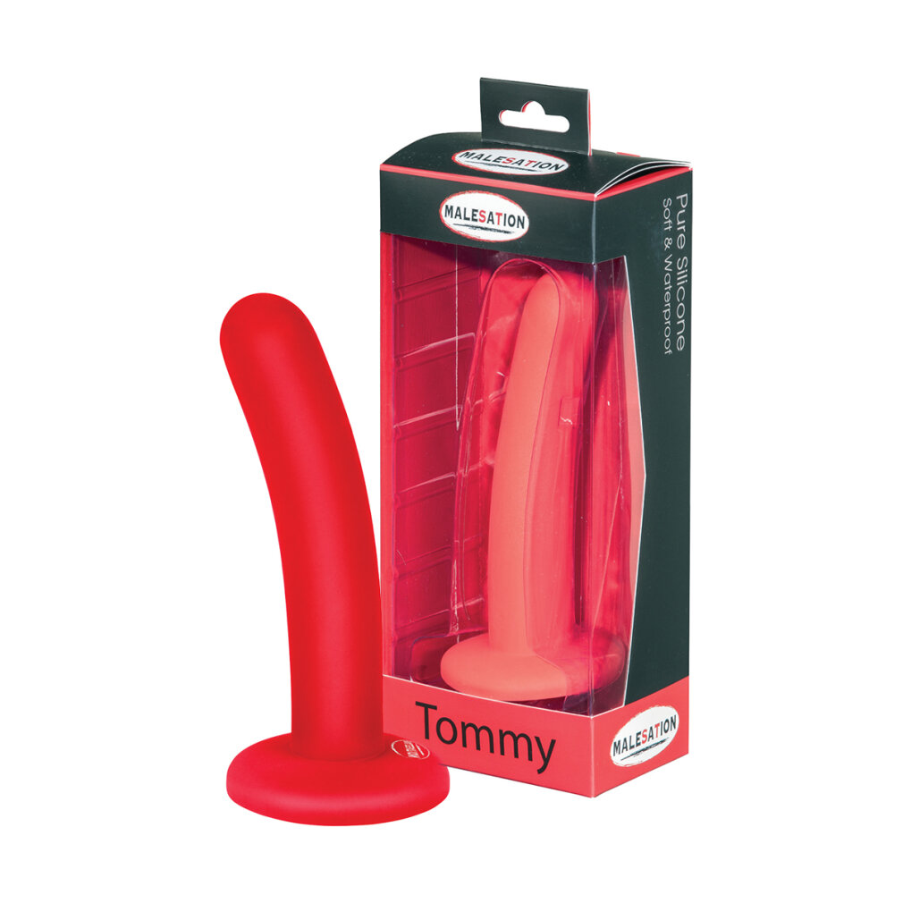 Ein rotes Silikon-Sexspielzeug mit Saugnapffuß steht neben seiner schwarz-roten Produktverpackung.