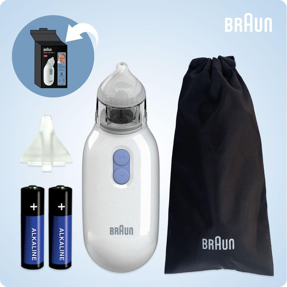 Aspiratore nasale Braun con scatola, due batterie, beccuccio e sacca nera su sfondo azzurro.