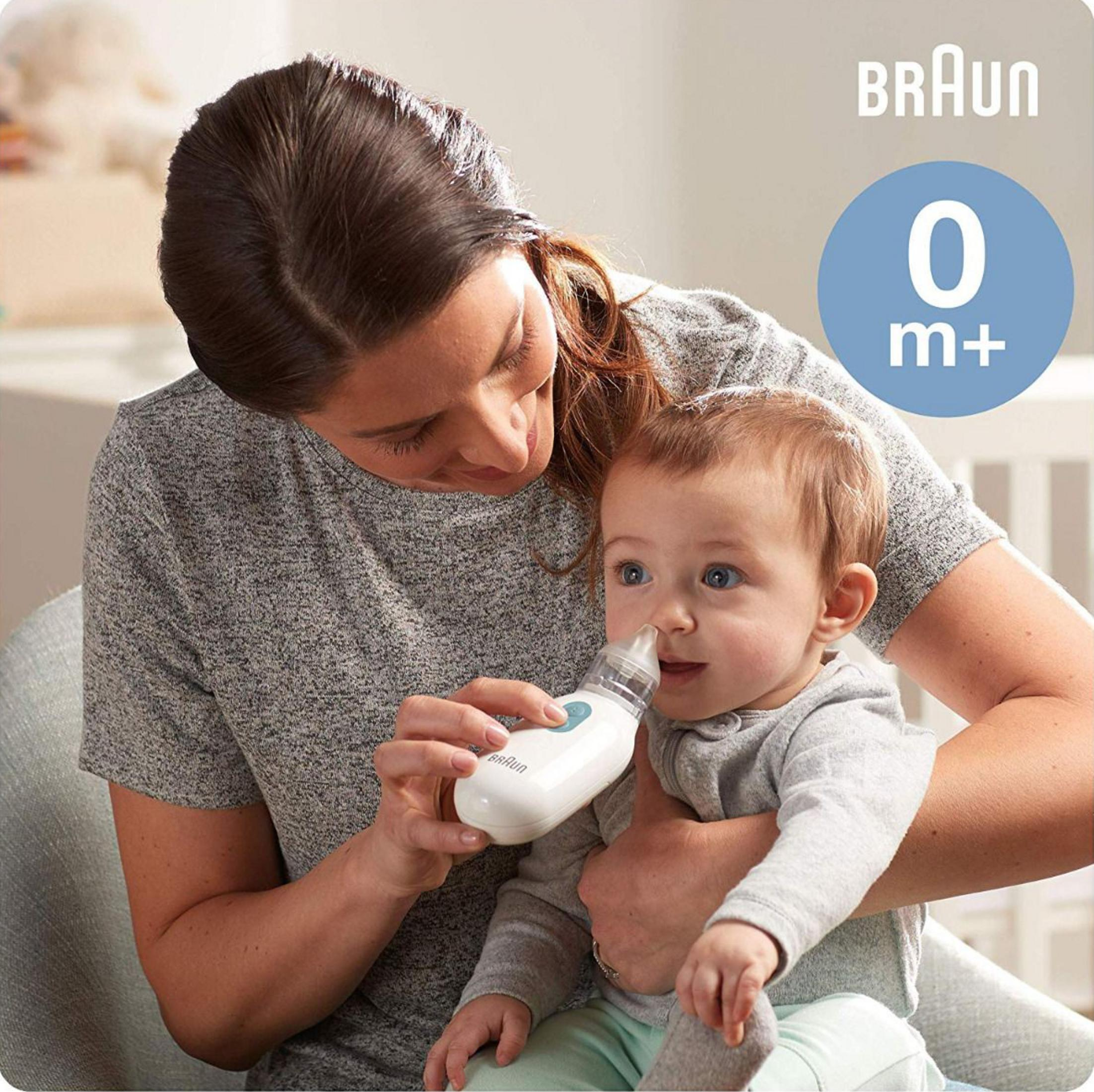 Una donna usa un aspiratore nasale Braun su un neonato.