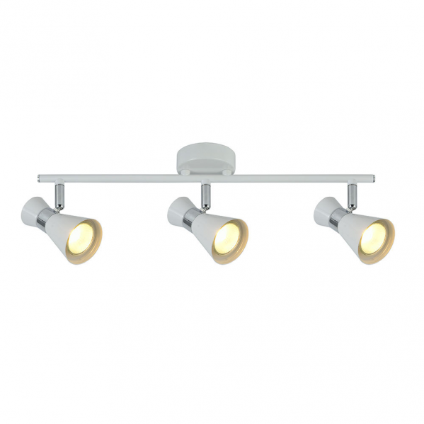 Un foco de techo blanco con tres lámparas cónicas ajustables que emiten luz cálida, sobre un fondo liso.