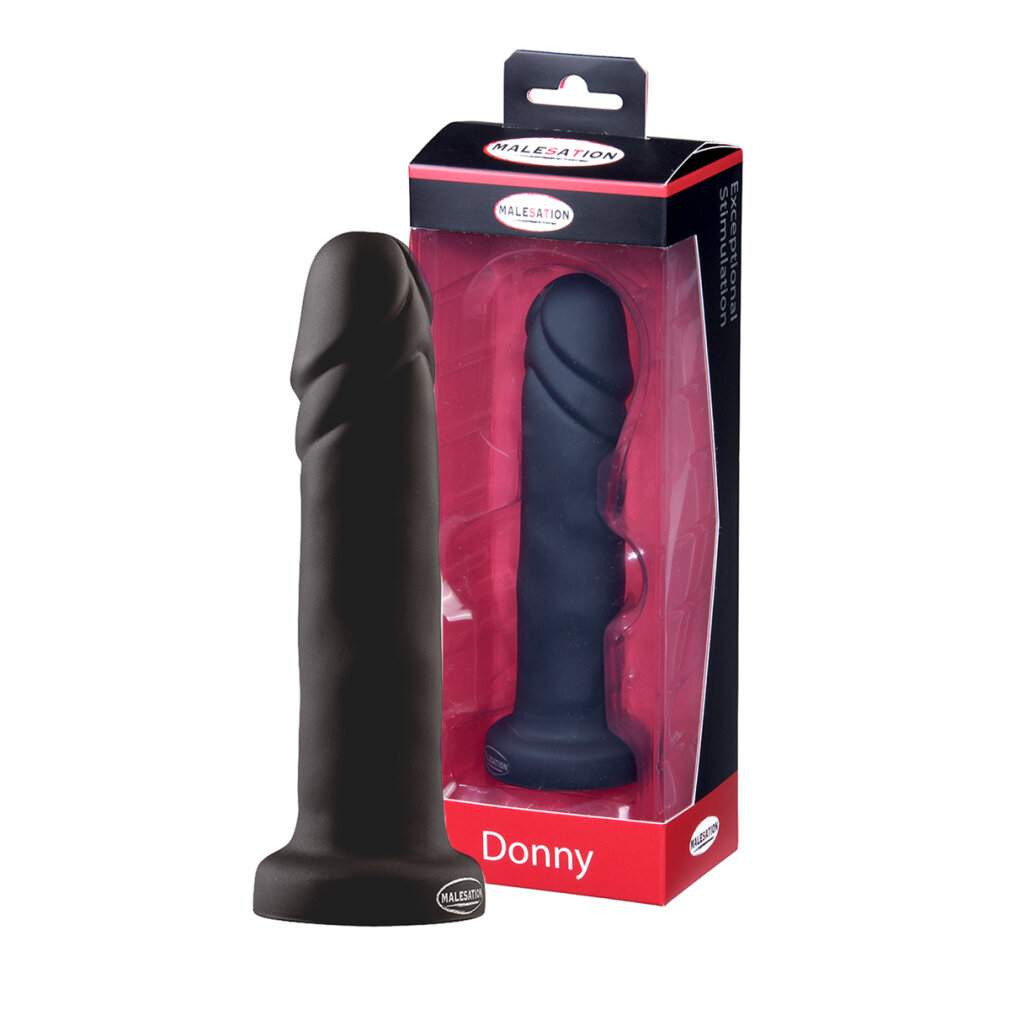 Ein schwarzer, realistischer Dildo steht vor seiner schwarz-roten Verpackung.