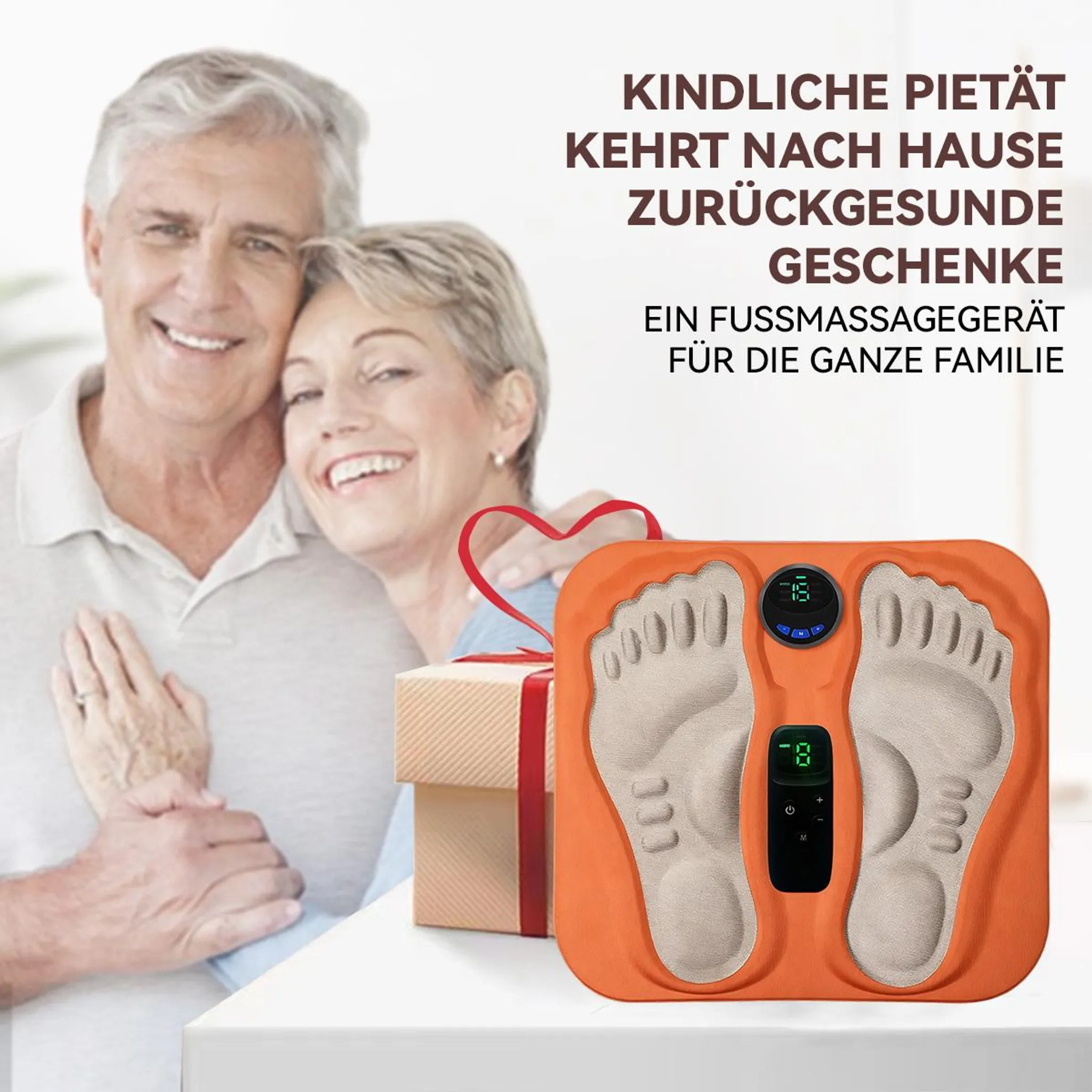 Ein smiling älteres Paar steht neben einem orangeroten Fußmassagegerät und einem Geschenk.