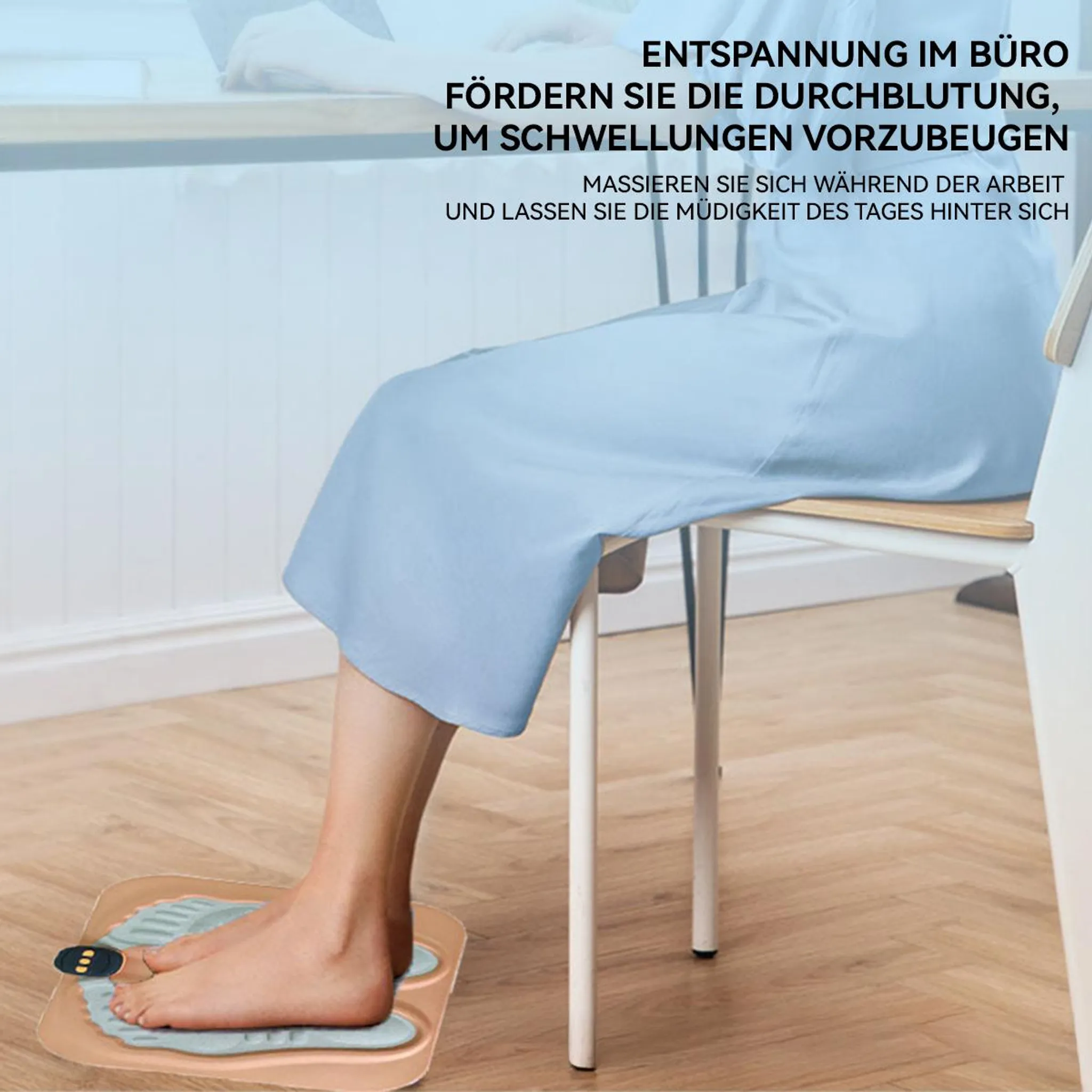 Eine Frau sitzt auf einem Stuhl im Büro und nutzt ein Fußmassagegerät auf dem Holzfussboden.