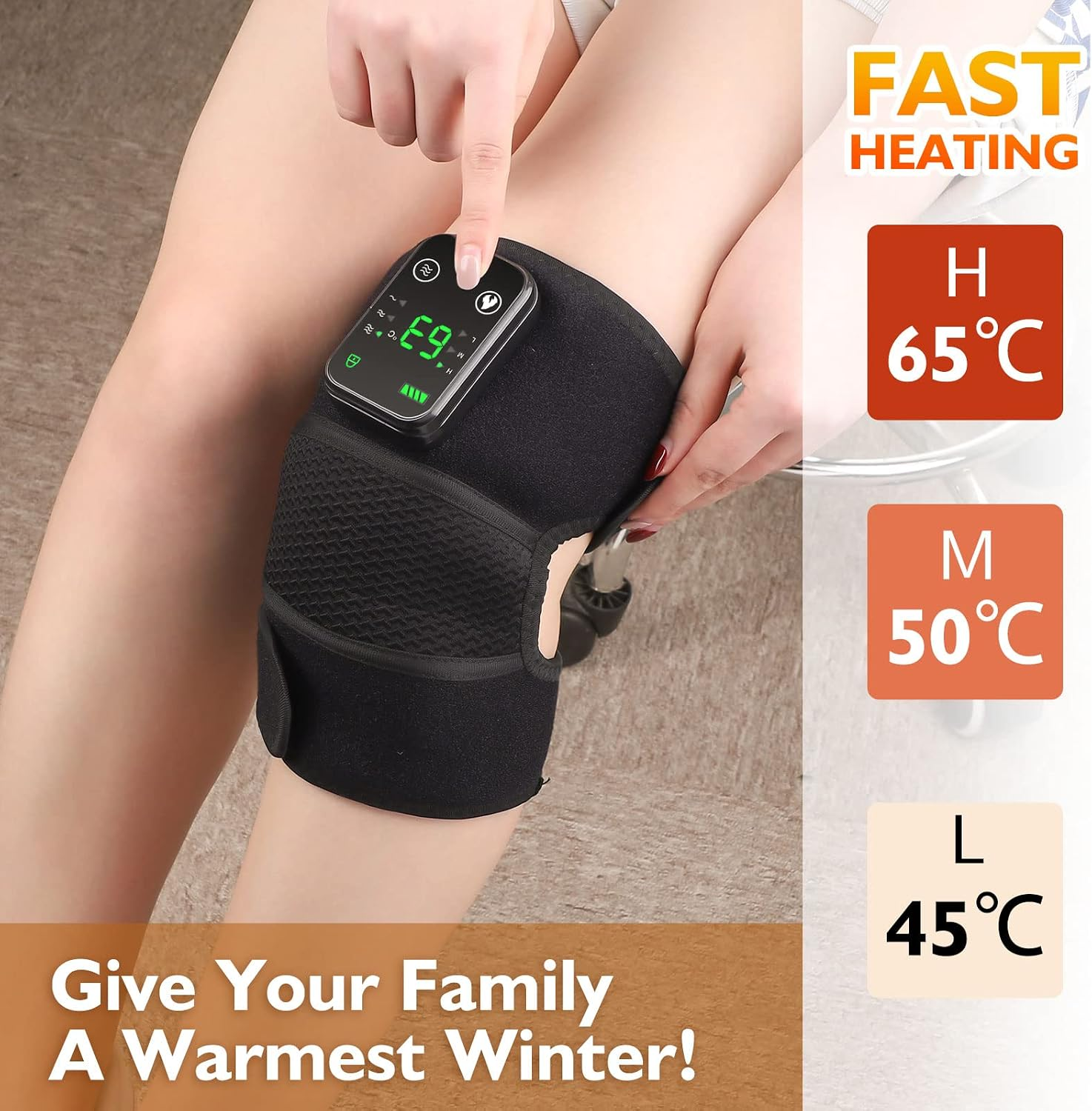 Eine Person sitzt mit einer beheizbaren Kniebandage auf dem Knie und bedient den digitalen Controller.