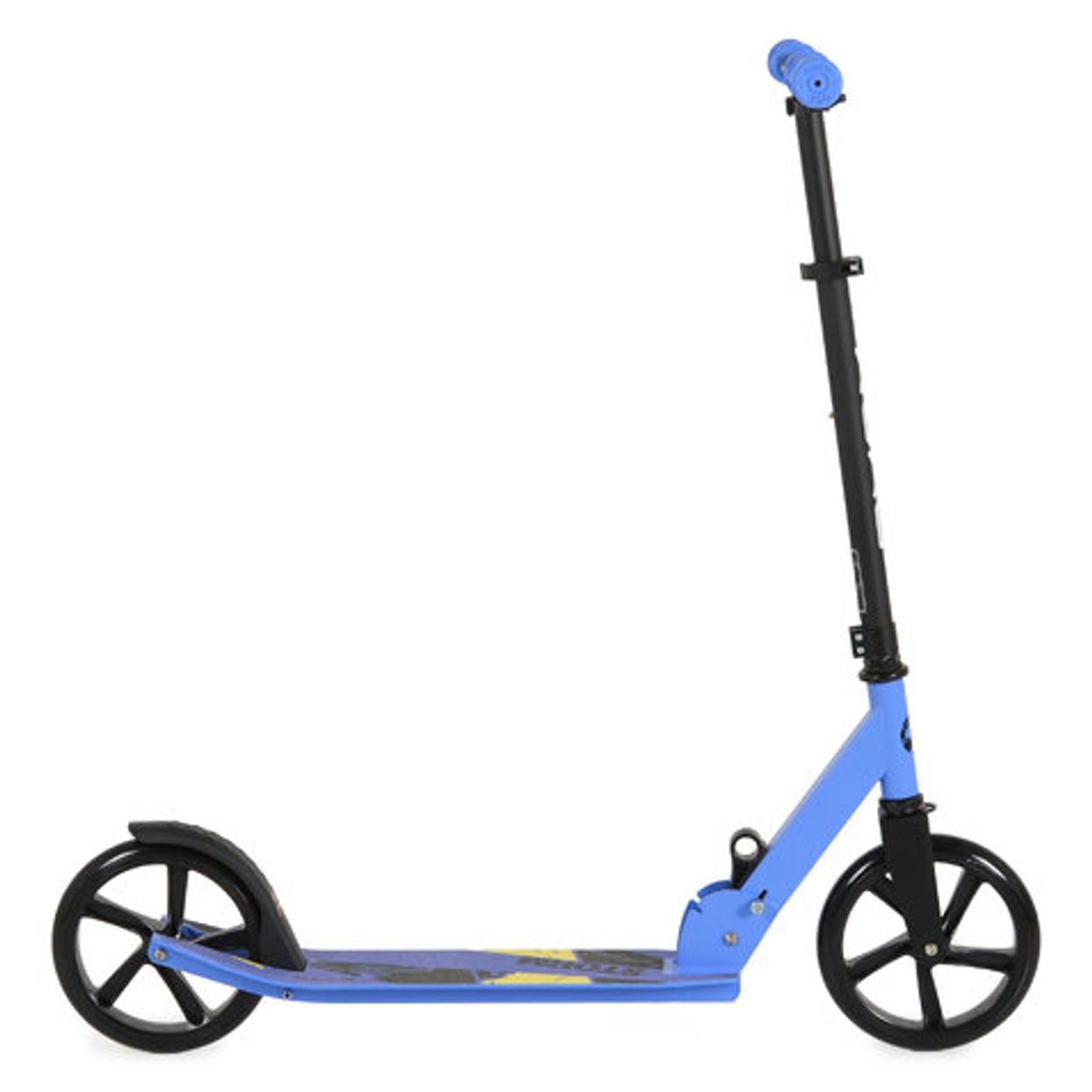 Ein blauer Tretroller mit schwarzen Rädern und Lenker auf weißem Hintergrund.