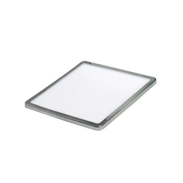 Lámpara de panel plano cuadrada con marco plateado metálico y difusor blanco sobre fondo blanco.