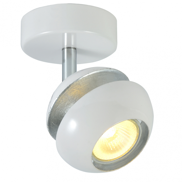 Foco de techo blanco con cabezal ajustable que emite luz cálida.