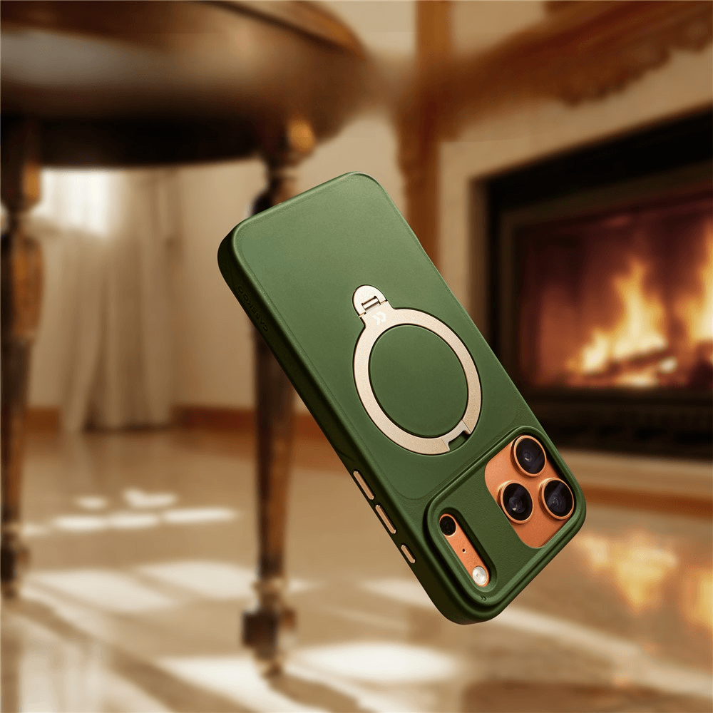 Eine grüne Handyhülle mit goldenem Ringständer und Kameraschutz schwebt drinnen vor einem Kamin.