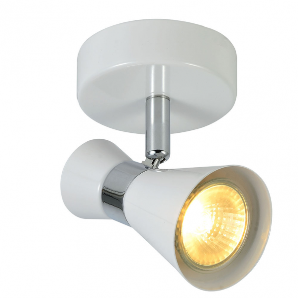 Un foco blanco y cromado está montado en una base de techo, con una luz cálida brillante en la bombilla.