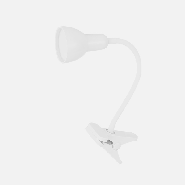 Una lámpara de escritorio blanca con pinza, cuello flexible y pantalla cónica sobre fondo claro.
