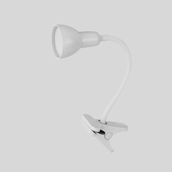 Una lámpara de escritorio blanca con pinza y cuello flexible sobre fondo gris.