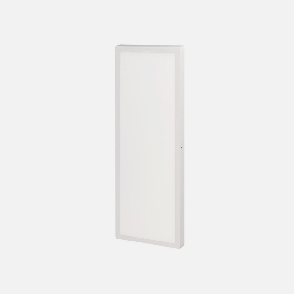 Un panel de luz LED de techo rectangular mostrado en ángulo sobre un fondo liso.
