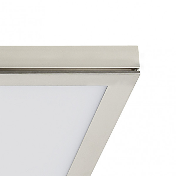 Primer plano de una moderna lámpara de techo cuadrada plateada con panel difusor blanco sobre fondo neutro.