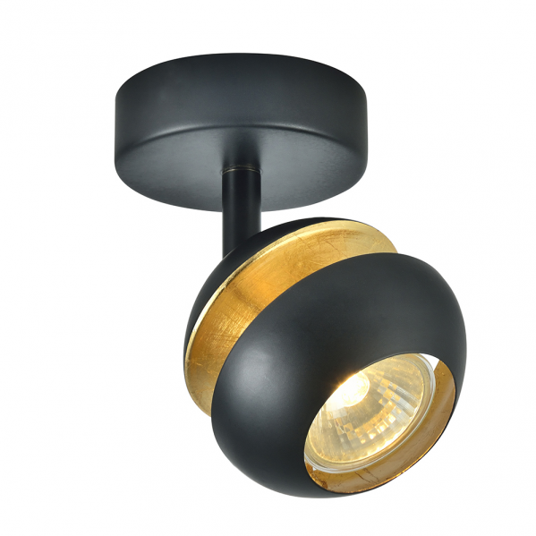 Un foco de techo negro y dorado con un accesorio ajustable sobre fondo blanco.