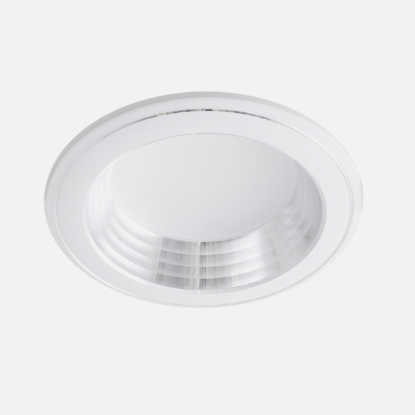 Una luz empotrada redonda blanca con un reflector acanalado sobre fondo claro.