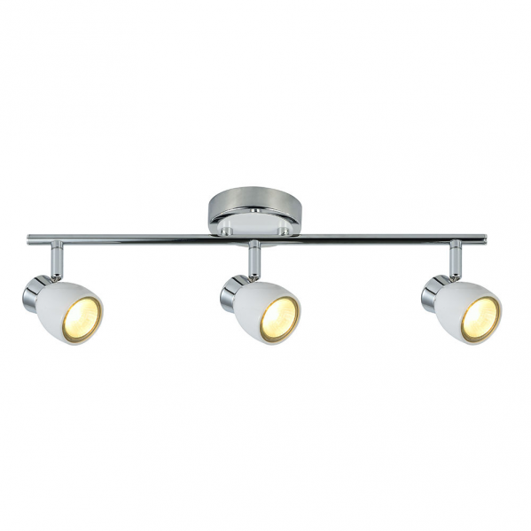 Una lámpara de techo cromada con tres focos blancos ajustables que emiten luz cálida.