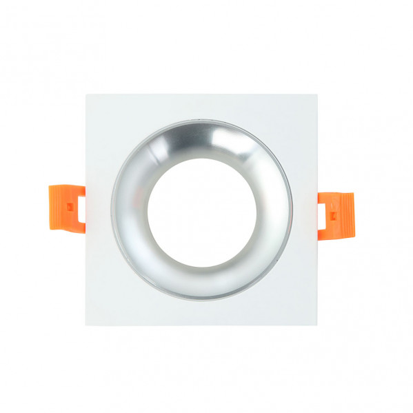 Foco empotrable cuadrado blanco con reflector redondo y soportes naranjas.