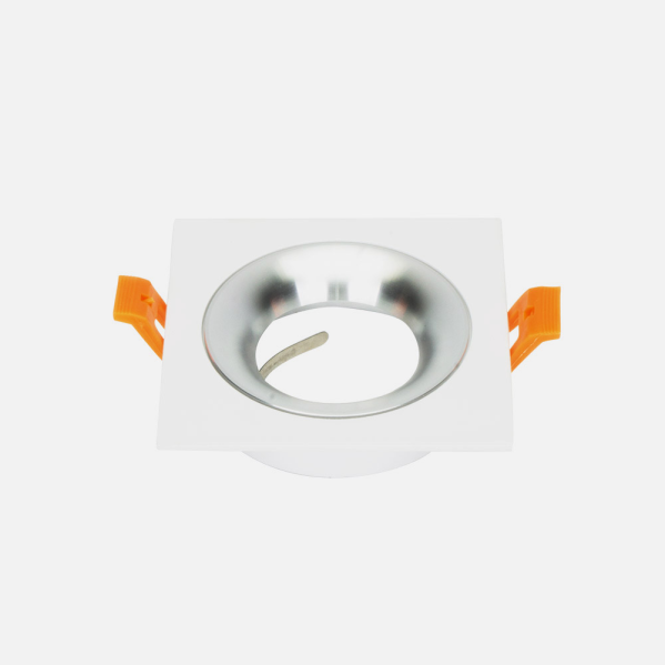 Foco empotrable blanco cuadrado con anillo interior brillante y pinzas naranjas.