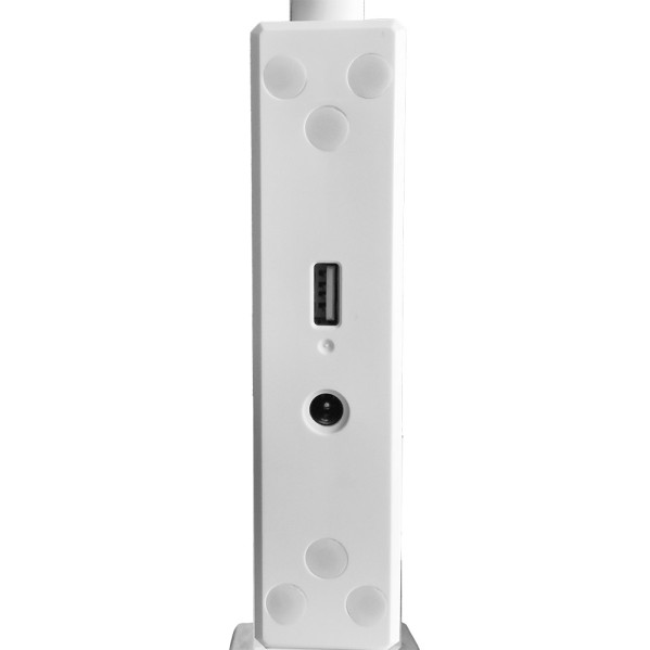 Parte inferior de un dispositivo vertical blanco con puerto USB, conector de alimentación y patas de goma.