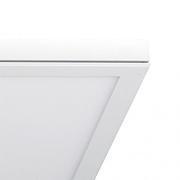 Primer plano de la esquina de una lámpara de techo rectangular blanca sobre fondo blanco.