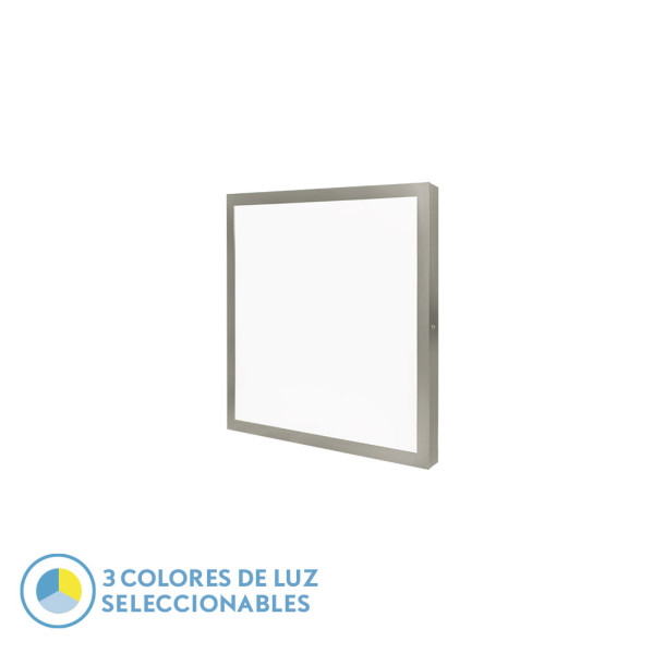 Lámpara de techo LED cuadrada con marco plateado y panel de luz blanco sobre fondo blanco.