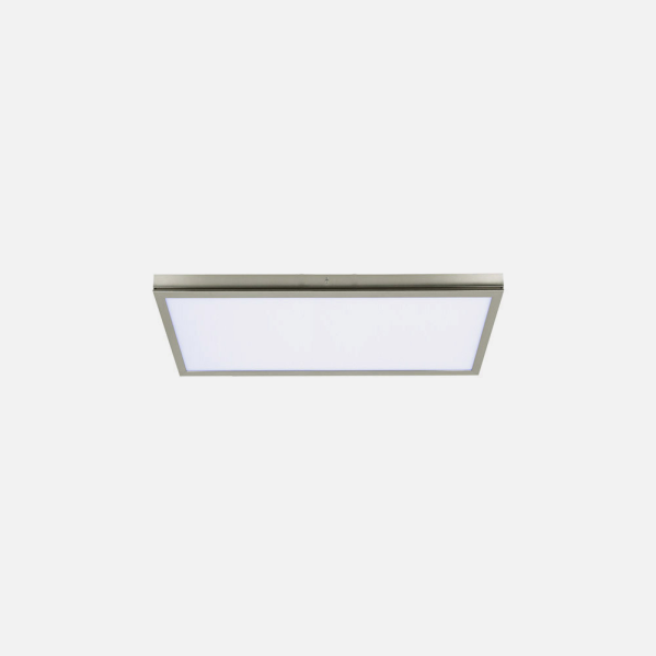 Una lámpara de techo rectangular con marco plateado y superficie blanca iluminada sobre fondo gris claro.